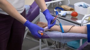 В Севастопольском центре крови вручили сувениры донорам с именем Татьяна