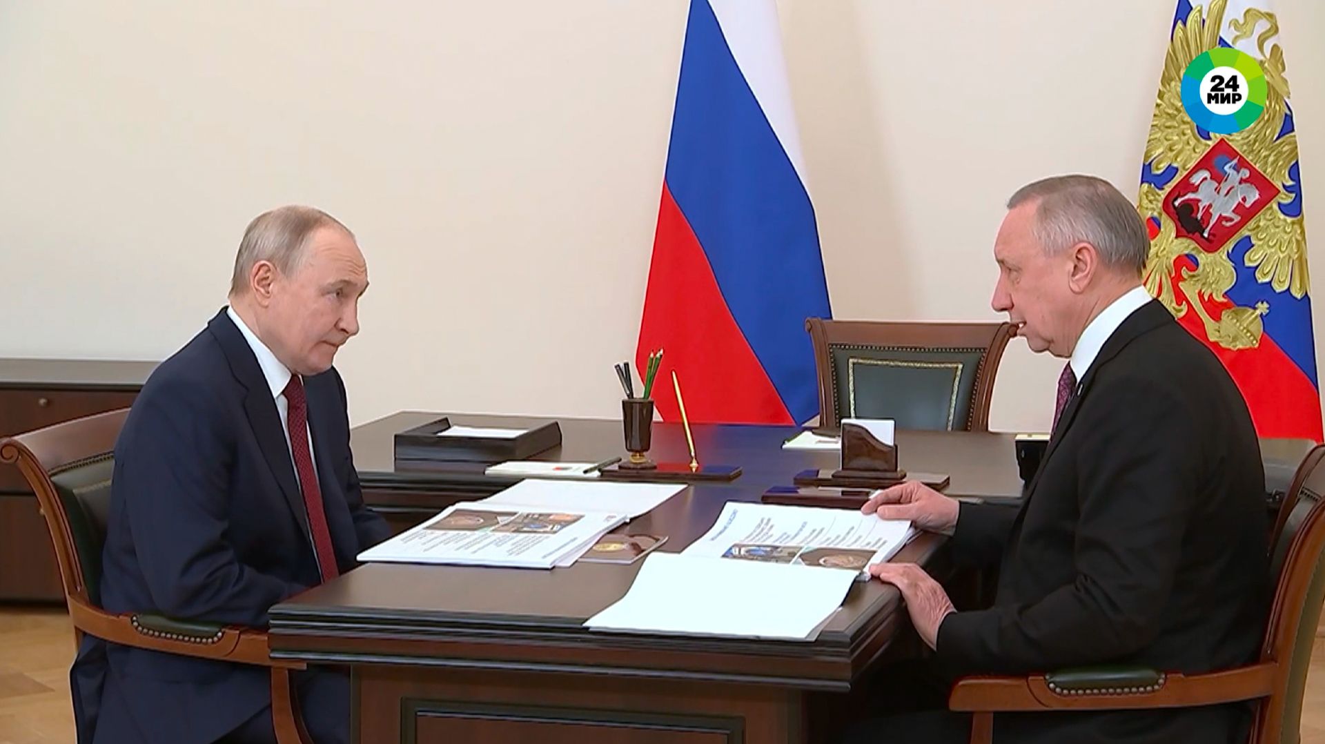 Путин провел рабочую встречу с Александром Бегловым в Эрмитаже смотреть онлайн