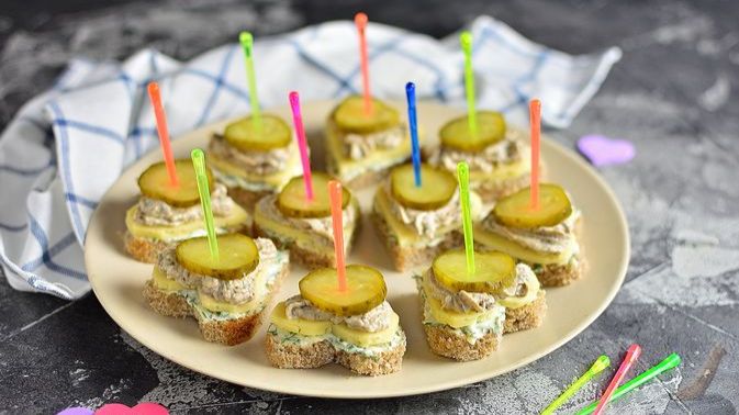 КАНАПЕ-ВАЛЕНТИНКИ СО ШПРОТАМИ смотреть онлайн