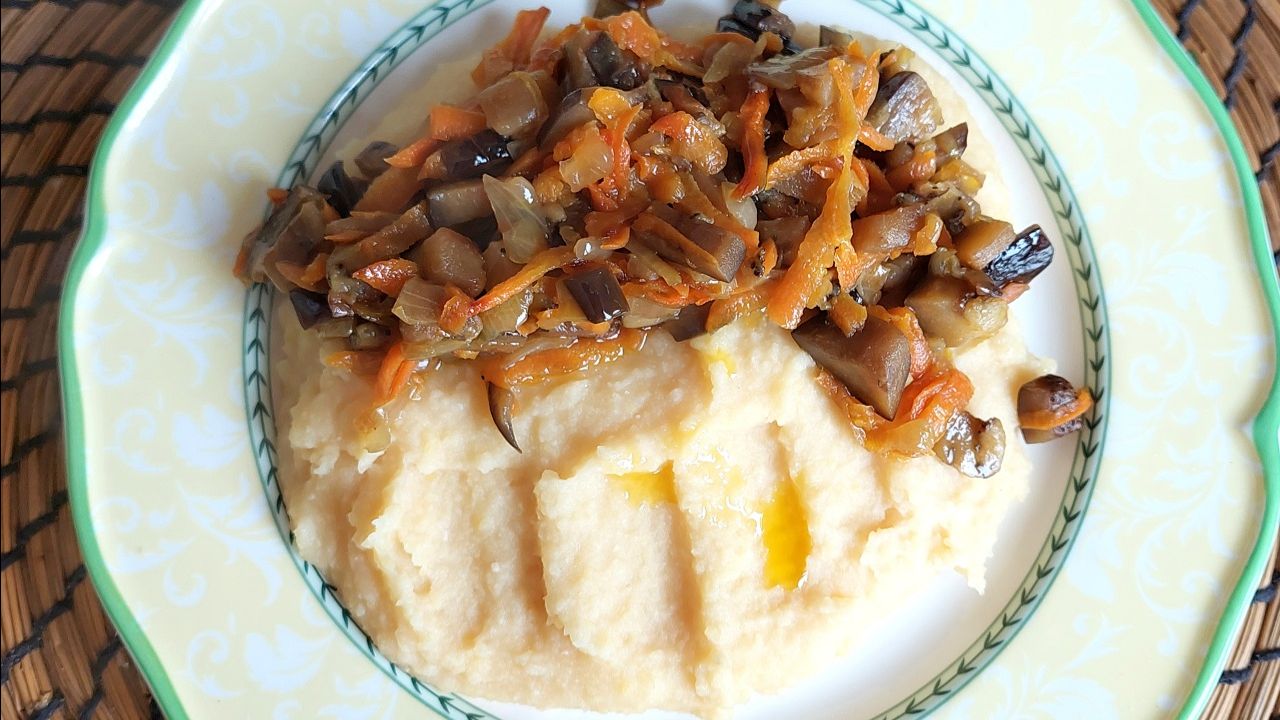 Гороховая каша с поджаркой из баклажана. Сытная каша, богатая белками. смотреть онлайн