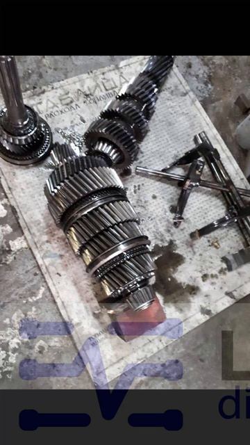 MAN TGA. КПП ZF 16S220TD. Замена подшипников и синхронов, отмывка. смотреть онлайн