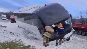 Водитель и 22 пассажира заблокированы в автобусе после ДТП в Новороссийске