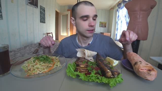 МУКБАНГ СКУМБРИЯ НА ГРИЛЕ С КАРТОШКОЙ / РЫБА / ШАУРМА / САЛАТ ВИТАМИННЫЙ / Mukbang / АСМР смотреть онлайн