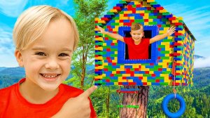 Дети построили домик на дереве из Лего.