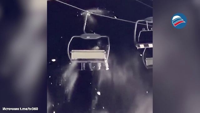 Люди застряли на сломанном подъемнике в Швейцарии и были обстреляны снежками смотреть онлайн