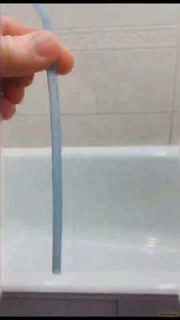 Удивительно, но прочистить засор можно с помощью обычной трубочки! 🧭💧 смотреть онлайн