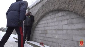 В Санкт-Петербурге полицейские возложили цветы к монументу «Мать-Родина» на Пискарёвском кладбище