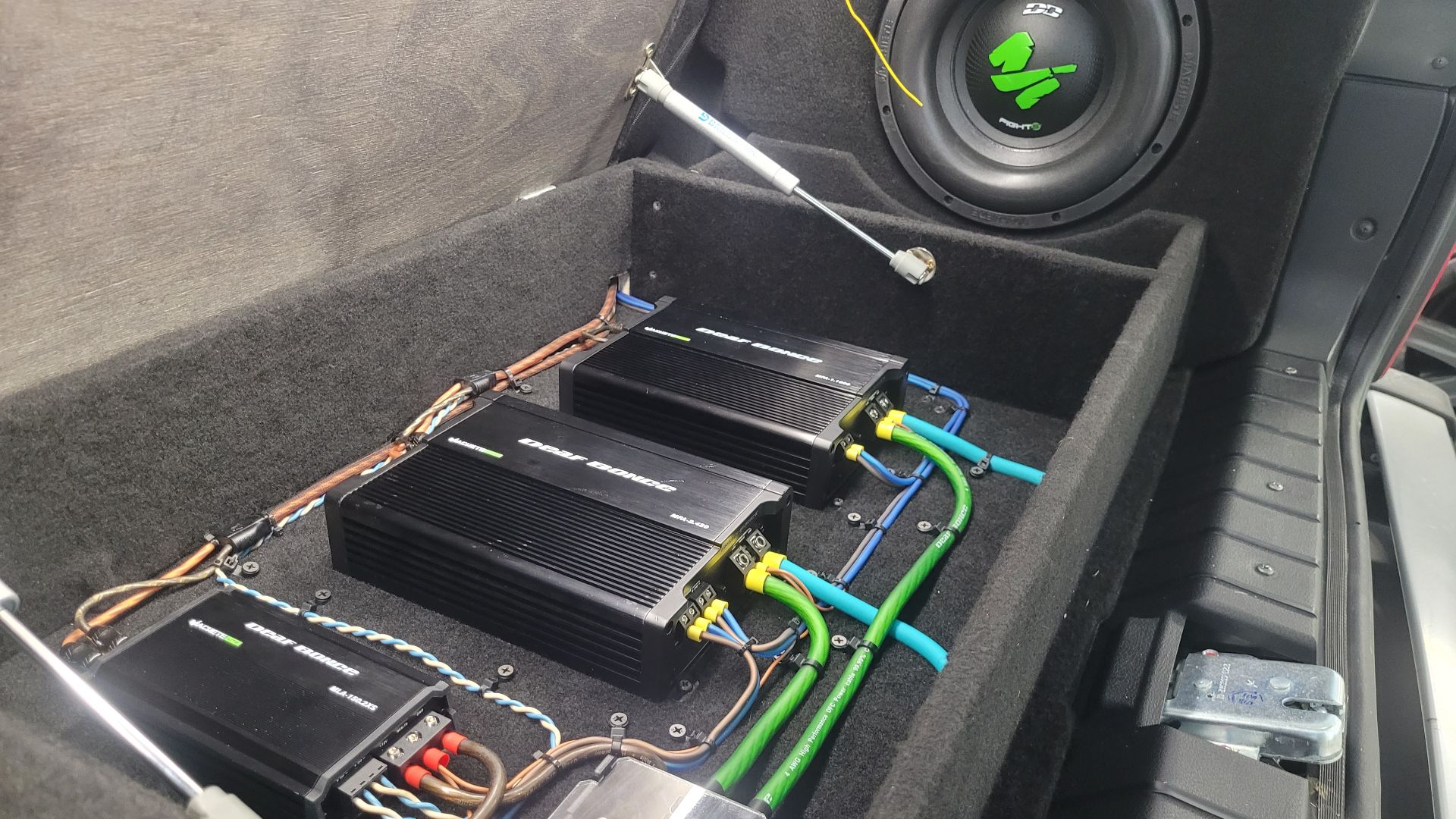 Установка музыки в ниву, шумоизоляция. Готовый фальш пол и сабвуфер стелс. смотреть онлайн