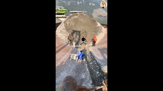 Строительство, разгрузка баржи со щебнем смотреть онлайн