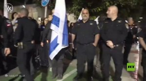 حرس الشرف يرافق نقل جثمان آخر أسير إسرائيلي إلى المركز الطبي بتل أبيب بعد انتشاله من غزة