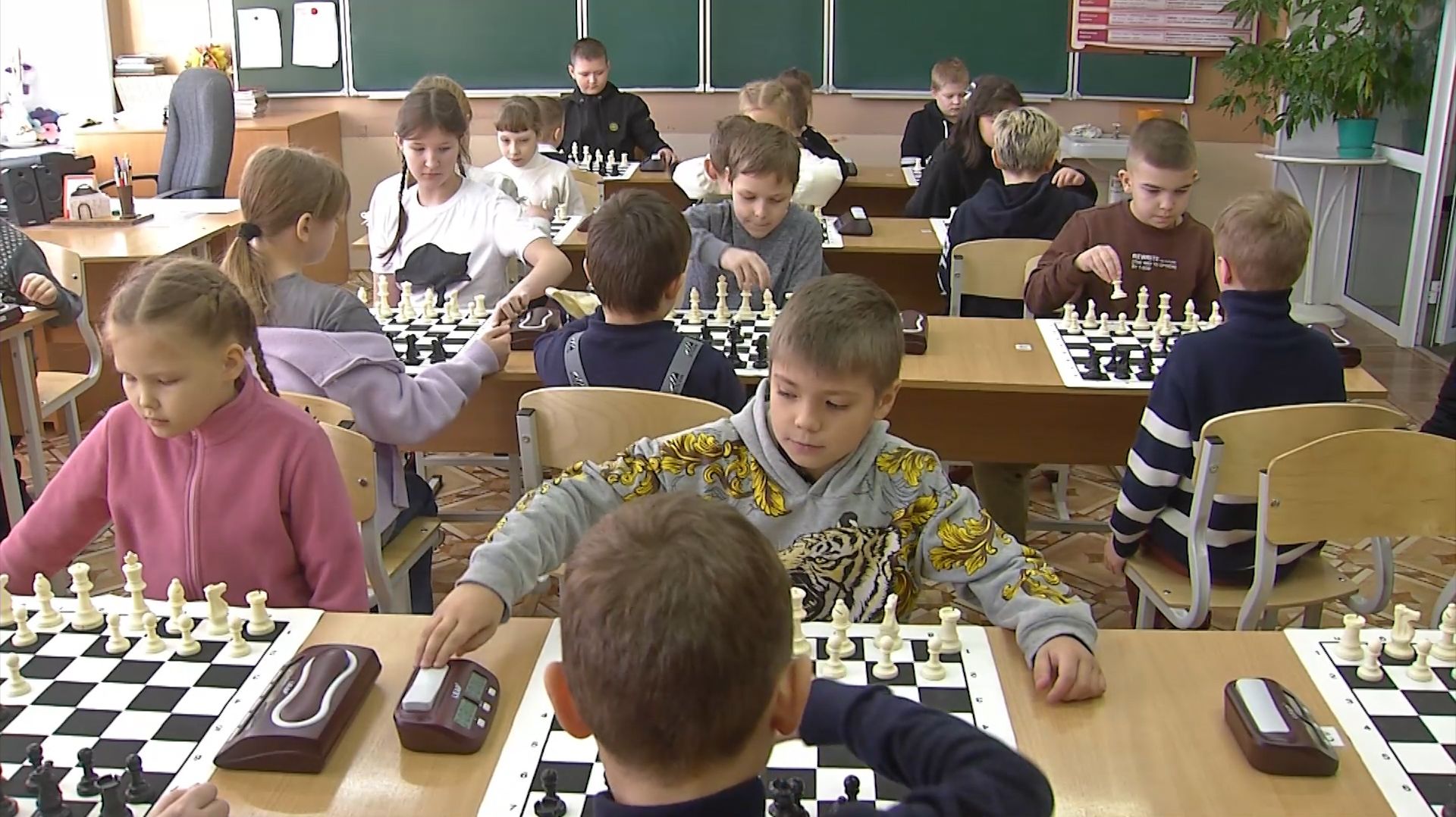 Окружной турнир по быстрым шахматам в Серове становится все более популярным смотреть онлайн
