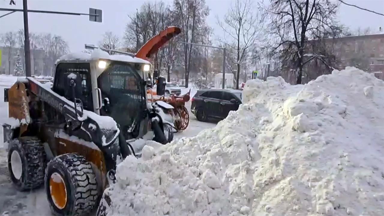 Мощный снегопад в Москве, по прогнозам, продлится до четверга. смотреть онлайн
