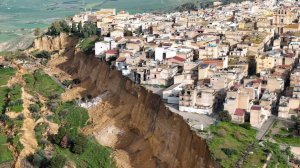 Десятки домов на Сицилии повисли на краю обрыва из-за оползня