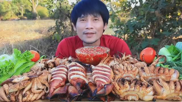 Кальмары и морепродукты на гриле со свежими овощами! ASMR MUKBANG Мукбанг смотреть онлайн