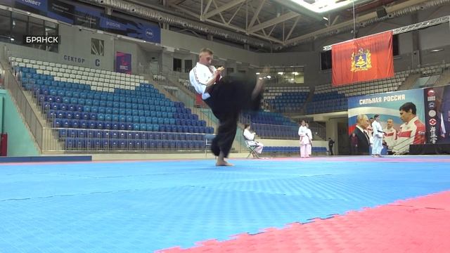 В Брянске прошёл межрегиональный турнир по ката среди каратистов смотреть онлайн