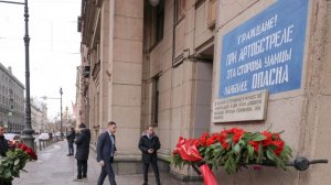Петербуржцы принесли цветы к табличке об опасной стороне улицы на Невском проспекте