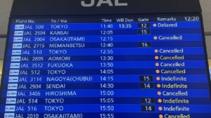 В японском Саппоро тысячи людей второй день ночуют в аэропорту из-за снегопада