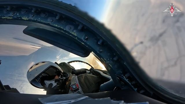 Экипаж многоцелевого сверхманевренного истребителя Су-35с ВКС России выполнил боевое дежурство в инт смотреть онлайн