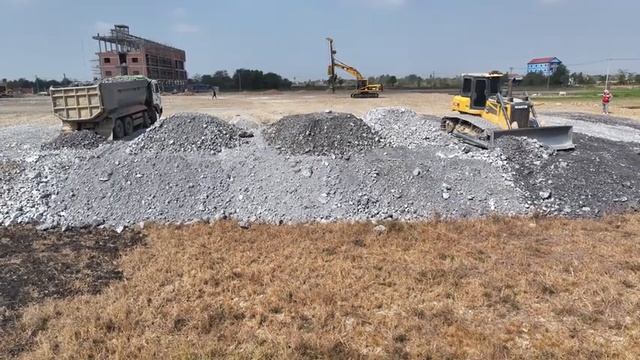 Новый проект бульдозера SHANTUI C3 для перемещения породы с помощью самосвала весом 25 тонн, который смотреть онлайн