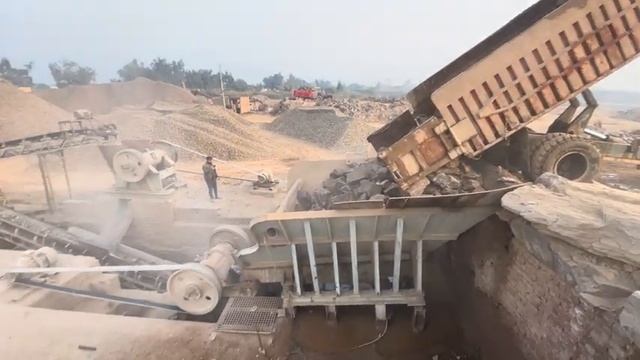 Процесс дробления огромных камней. Очень приятный процесс дробления камня на щековой дробилке смотреть онлайн
