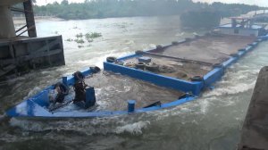 Перегруженная баржа не может противостоять течению в шлюзе. Вьетнам