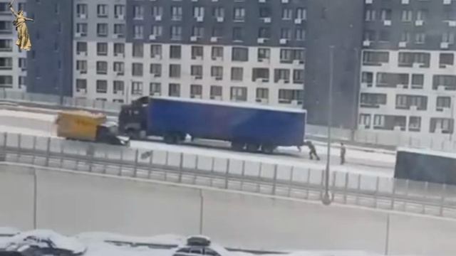 Видео с толкающим в гору фуру сотрудником ГИБДД в подмосковном Реутове настоящее. Это не ИИ. смотреть онлайн
