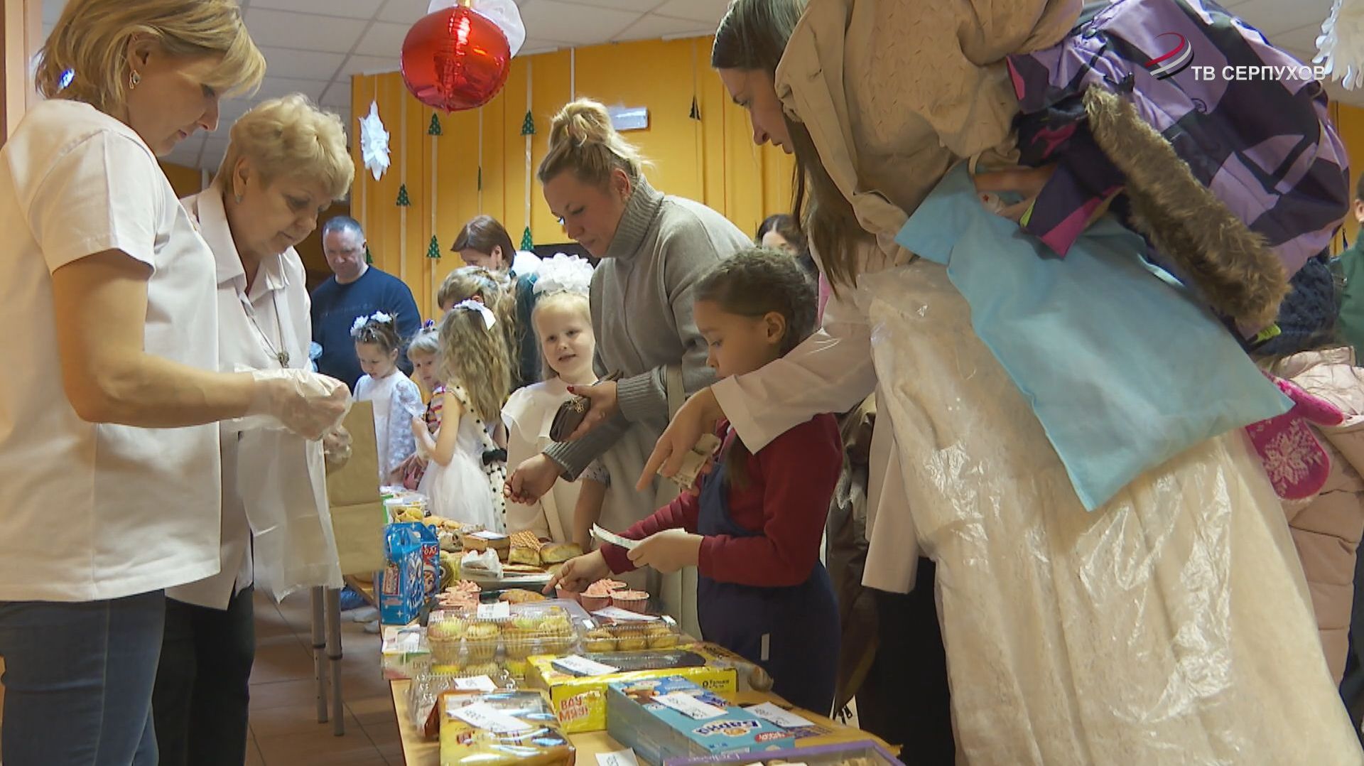 В одном из дошкольных учреждений Серпухова прошла благотворительная ярмарка смотреть онлайн