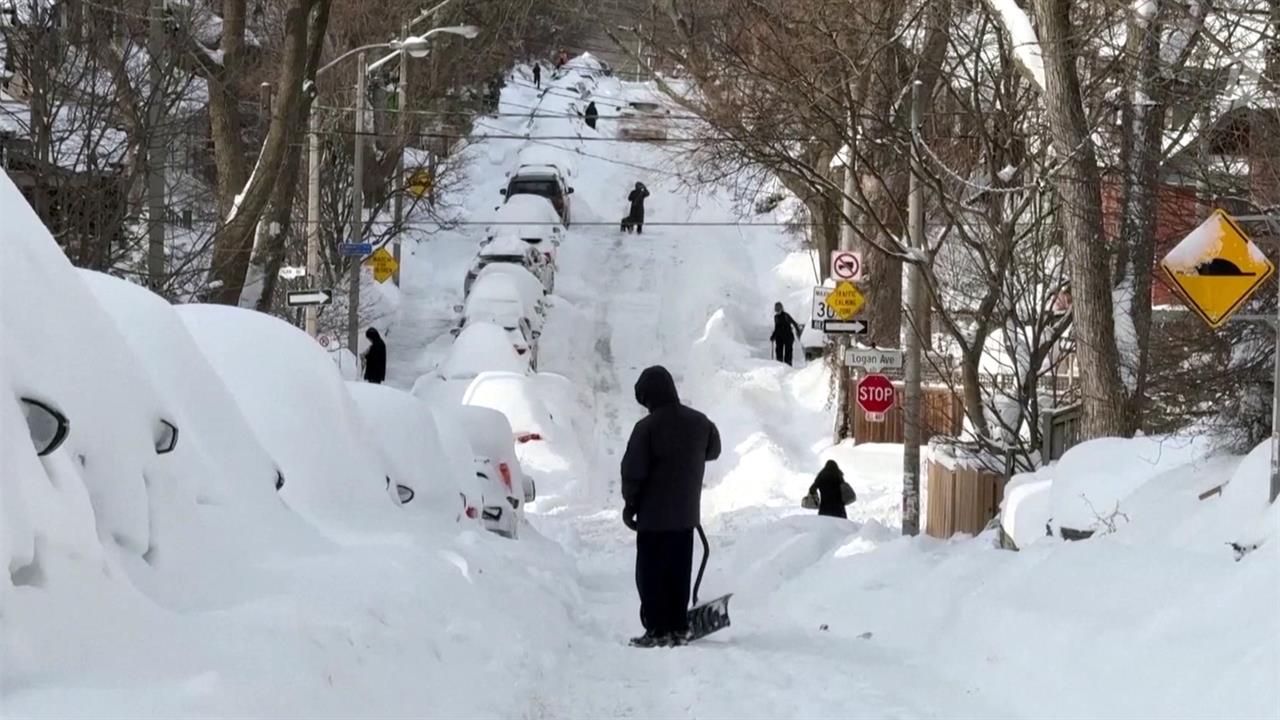 До 34 возросло число погибших в США из-за снежной бури. смотреть онлайн