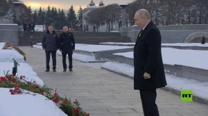 بوتين يضع الزهور على قبر أخيه الذي توفي خلال حصار لينينغراد