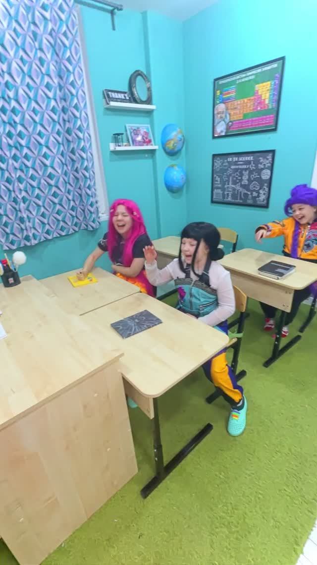 К поп Охотницы на Демонов выживают в школе демонов! смотреть онлайн