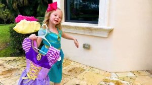 Настя и папа играют в магазин