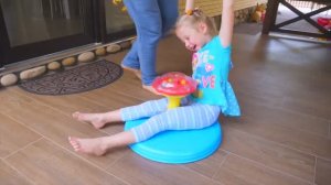 Настя и папа нашли странные сюрпризы в саду