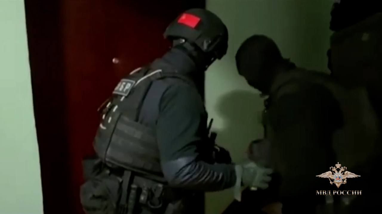 В Москве полицейские пресекли деятельность по организации незаконной миграции смотреть онлайн