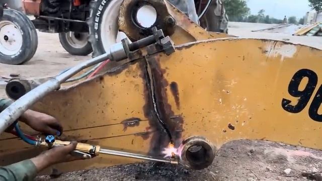 Невероятный ремонт! Пакистанские специалисты безупречно восстановили сломанную стрелу погрузчика Cat смотреть онлайн