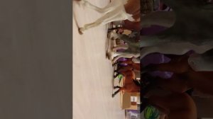 лошади schleich убирают конюшню