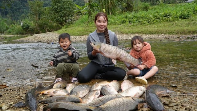 Ловлю и заготавливаю гигантскую речную рыбу для продажи на рынке. Приготовление каши для дочери смотреть онлайн