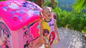 Настя играет в прятки с куклами