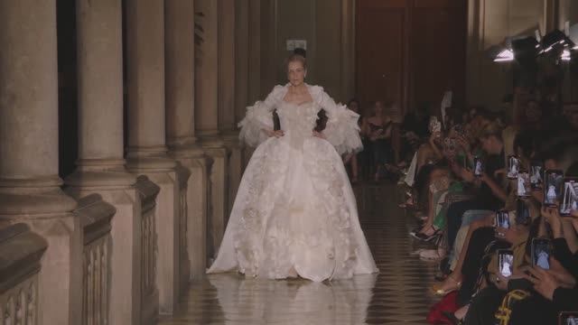 Показ коллекции свадебных платьев Vivienne Westwood 2026 смотреть онлайн