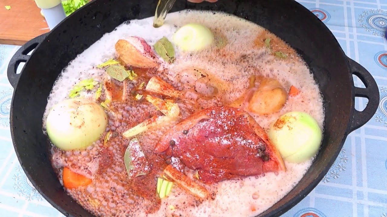 РУЛЬКА В ПИВЕ В КАЗАНЕ НА КОСТРЕ. ВЕПРЕВО КОЛЕНО. смотреть онлайн