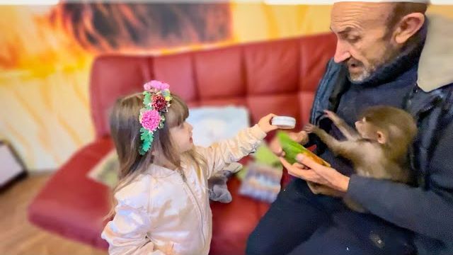 Ангелине с Люсей прислали ПОДАРОЧКИ! Люся сама РАСПАКОВЫВАЕТ коробочку с леденцами! смотреть онлайн