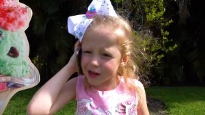 Настя играет в магазин мороженого