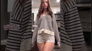 танцует под музыку