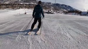 Олимпийская чемпионка проводит индивидуальное занятие с новичком.