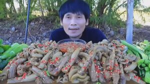 Отварные свиные кишки с соусом из морепродуктов и свежими овощами, это невероятно вкусно друзья мои!