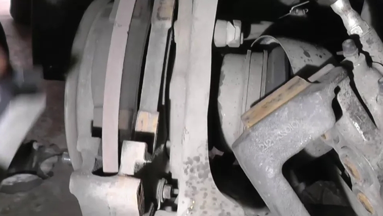 Замена передних тормозных колодок Chevrolet Niva смотреть онлайн