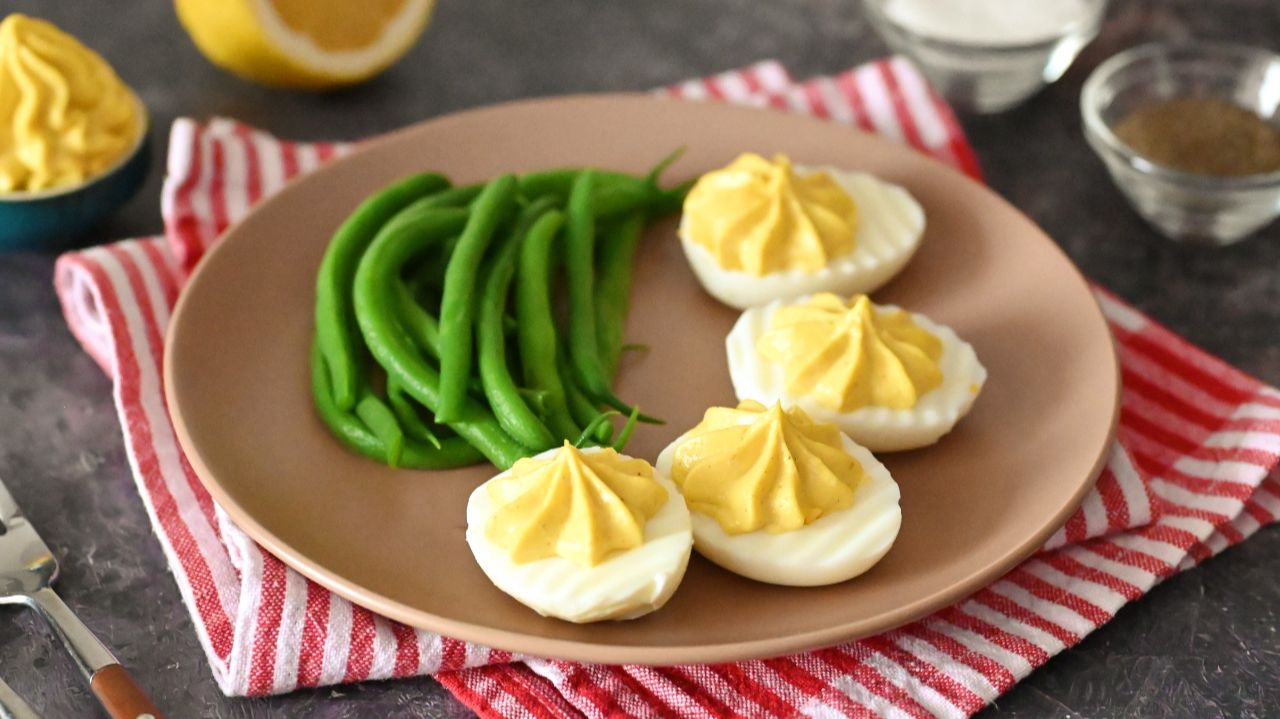 🥚 Фаршированные яйца без майонеза. Любимая закуска в более легком варианте на праздничный стол смотреть онлайн