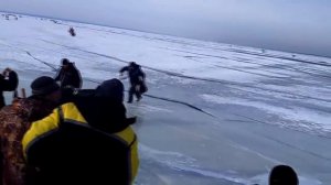 КАК ВОЛНА ЛОМАЕТ ЛЁД ПОД РЫБАКАМИ