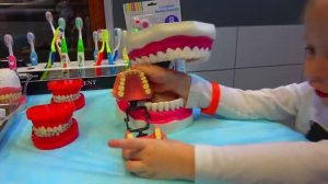 Настя и кукла пупсик играют в магазине