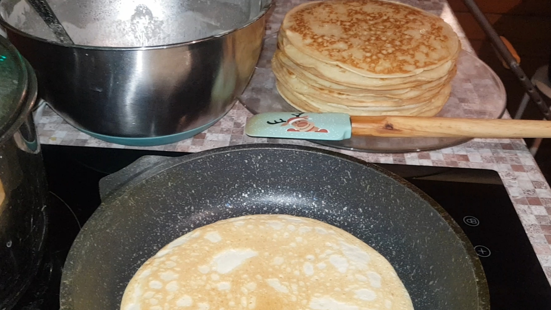 У дома гуляют куропатки👣👀Пеку блины🥞с разговорами💬Пьём чай☕с блинами🥞👌🥧со сметаной смотреть онлайн