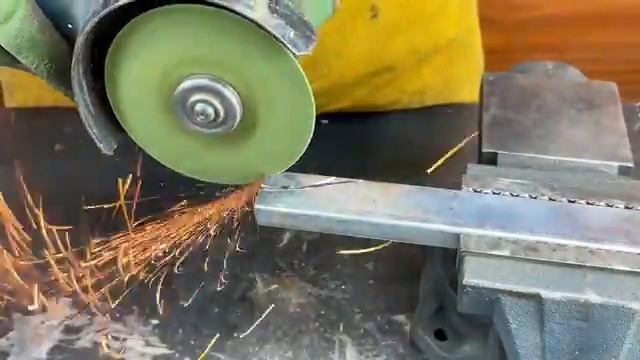 Гениальная идея сварщика/превратить старые плоскогубцы в инструмент за миллион долларов💰 смотреть онлайн